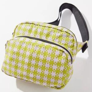 BAGGU pixel fanny pack 🩷💚